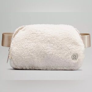 Lululemon Everywhere Crossbody Bag
Plush Fleece - Ivory/Silver